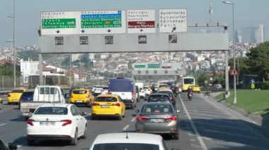 OKT 22: arabalarla, otobüslerle dolu bir yol. 22 Ekim 'de İstanbul' da trafik sıkışıklığı sırasında otoyol. Türkiye 'de 2021