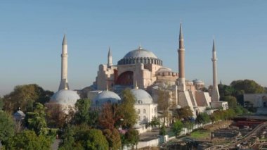 Güneşli bir sabahta Ayasofya Camii 'nin panoramik manzarası. İstanbul, Türkiye. Video 4k çözünürlüğü