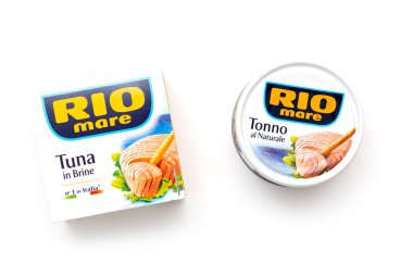 Konserve ton balığı, Rio Mare şirketinin 29 Ekim 'de Napoli' de izole edilmiş beyaz balığı. İtalya 'da 2021. Rio Mare, İtalyan konserve balık yemi markası..