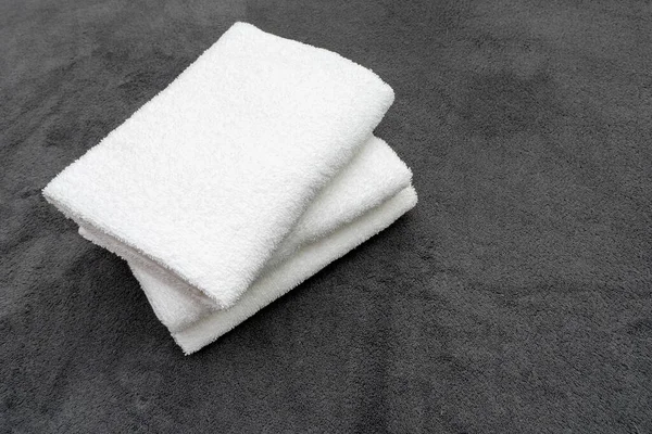 Τρεις Λευκές Πετσέτες Στο Γκρι Καρό Στο Δωμάτιο Του Ξενοδοχείου — Φωτογραφία Αρχείου