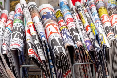 ISTANBUL - OCT 21: 21 Ekim 'de İstanbul' da Türk gazeteleriyle birlikte gazete bayii. Türkiye 'de 2021