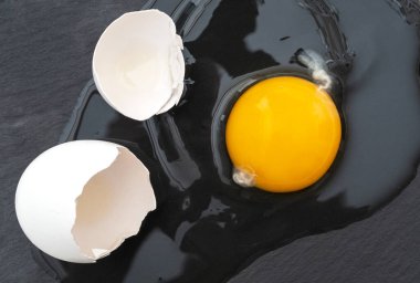Yumurta kabuğuyla kırılmış çiğ yumurta.