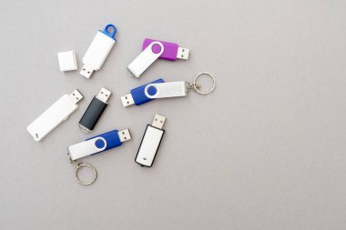 Kullanılmış USB flash bellek yığını, üst görünüm