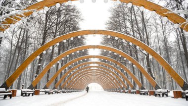 MOSCOW - 07 Aralık, Moskova Sokolniki parkında kış günü. Rusya 'da 2021