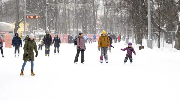 Moscow Jan People Skating Rink Sokolniki Park Winter Day Moscow — Foto de Stock