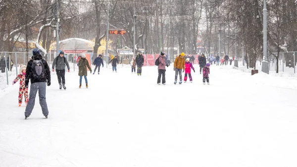 Moscow Jan People Skating Rink Sokolniki Park Winter Day Moscow — 图库照片