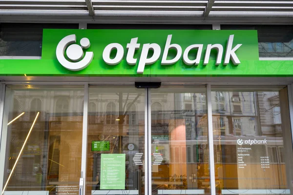 20 Ocak 'ta Budapeşte' deki girişin üzerinde OTP Bank 'ın logosu var. 2022 Macaristan 'da. OTP Bank Group, Orta ve Doğu Avrupa 'daki en büyük bağımsız finans hizmeti sağlayıcılarından biridir.