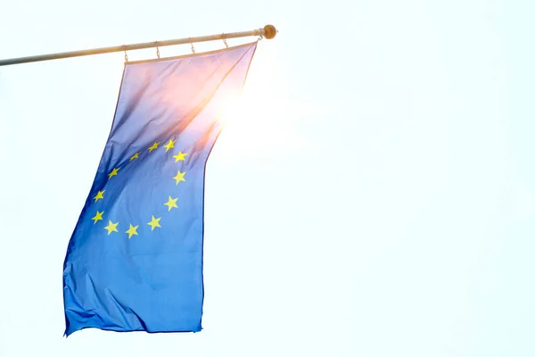 欧盟旗帜 蓝天背景下的太阳光 文字空间 — 图库照片