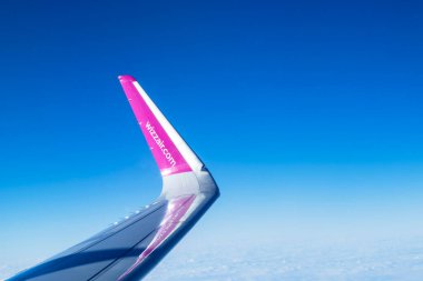 Winglet ve Wizz Air hava şirketi logotype ile 21 Ocak 'ta Budapeşte semalarında. 2022 Macaristan