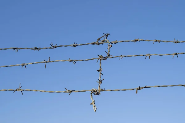 Nahaufnahme Eines Teils Des Gefängniszauns Mit Stacheldraht Gegen Den Blauen — Stockfoto