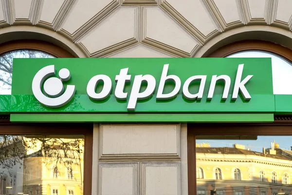 20 Ocak 'ta Budapeşte' deki girişin üzerinde OTP Bank 'ın logosu var. 2022 Macaristan 'da. OTP Bank Group, Doğu Avrupa 'nın en büyük bağımsız finans hizmeti sağlayıcılarından biridir.