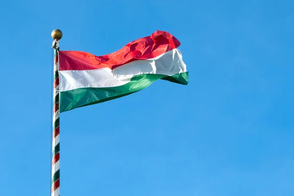 Hongaarse Vlag Vlag Van Hongarije Wapperend Tegen Blauwe Lucht Ruimte — Stockfoto
