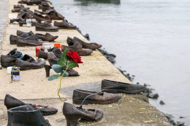 BUDAPEST - 19 Ocak 'ta Budapeşte' deki Tuna Bankası bronz sanat eserinin ayakkabıları. 2022 Macaristan