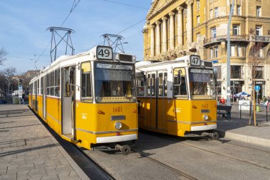 20 Ocak 'ta Budapeşte caddesinde iki geleneksel sarı tramvay. 2022 Macaristan
