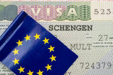 AB bayrağıyla Schengen vizesine yakın plan