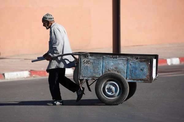 Marrakech Ene Hombre Con Carro Una Calle Marrakech Enero 2018 —  Fotos de Stock