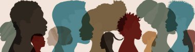 Siluet, siyahi Afrikalı ve Afrikalı Amerikalı kadın ve erkeklerden oluşan profilli bir grubun yüzü. Irksal eşitlik ve adalet, kimlik kavramı. Irksal ayrımcılık. Irkçılık