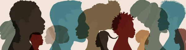 Siluet, siyahi Afrikalı ve Afrikalı Amerikalı kadın ve erkeklerden oluşan profilli bir grubun yüzü. Irksal eşitlik ve adalet, kimlik kavramı. Irksal ayrımcılık. Irkçılık