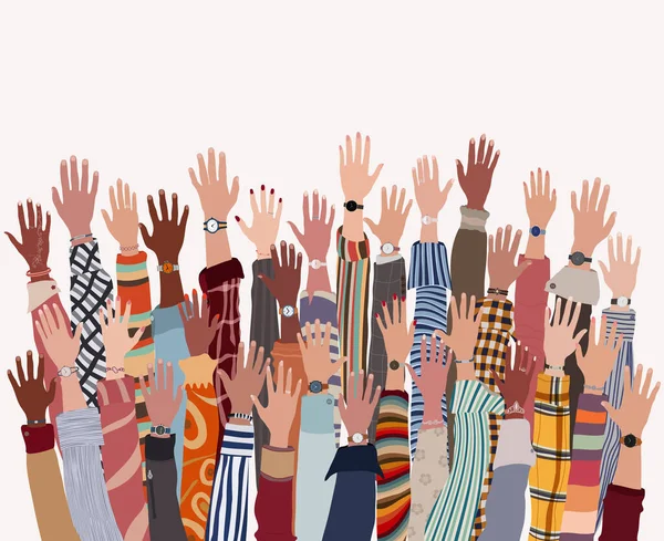 Çeşitli etnik çeşitlilikte ve çok kültürlü insanlardan oluşan bir grup elini kaldırdı. Çeşitlilik insanlar. Irksal eşitlik. Takım çalışması toplumu ve işbirliği kavramı. Çeşitli kültürler. Güven.