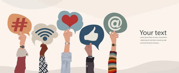 一群高举不同文化的手 手持带有社交媒体标志和符号的言语泡沫的人 在社交媒体上分享友谊和社区交流的概念 — 图库矢量图片