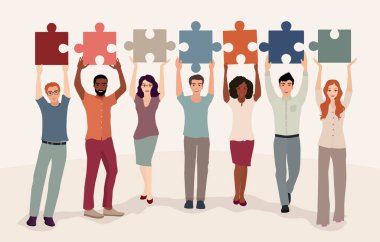 Bir grup farklı kültürden insan ellerini kaldırıp yapboz parçalarını birleştiriyor. Birlikte iş birliği yapan iş arkadaşları. İşbirliği. İş birliği. Takım çalışması.
