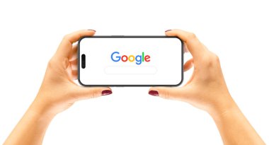 Cracow, Polonya - 26 Eylül 2022: iPhone 14 Pro bir kadının ellerinde, Google tarayıcı penceresi.