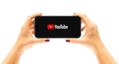 Cracow, Polonya - 26 Eylül 2022: iPhone 14 Pro bir kadının ellerinde, Youtube uygulaması.