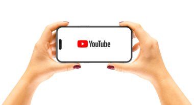 Cracow, Polonya - 26 Eylül 2022: iPhone 14 Pro bir kadının ellerinde, Youtube uygulaması.