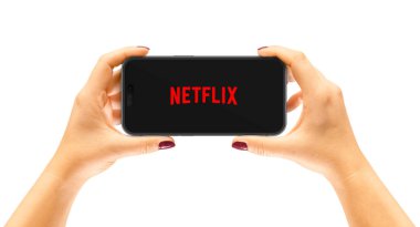 Cracow, Polonya - 26 Eylül 2022: iPhone 14 Pro bir kadının ellerinde, uygulama Netflix.