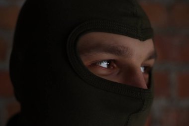 Maskeli bir asker. Bir adamın gözleri. Ordu. Ukrayna ordusu. Mühimmat ve taktik kıyafetler.