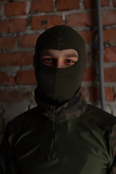 Στρατιώτης Μάσκα Μάτια Ενός Άντρα Στρατός Στρατός Της Ουκρανίας Πυρομαχικά — Φωτογραφία Αρχείου