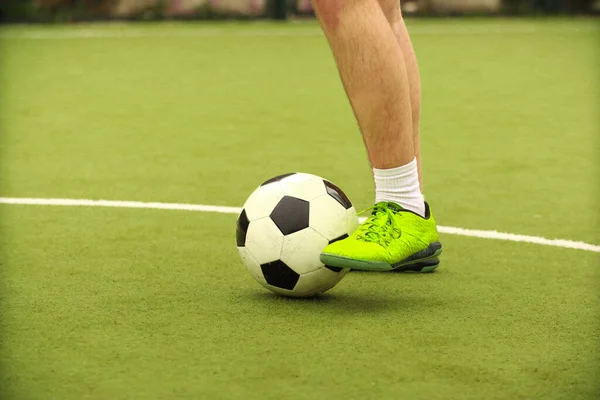 Гравці Грають Міні Футбол Полі Ноги Кросівки Зелене Футбольне Поле — стокове фото
