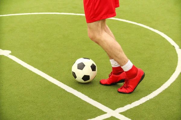 Los Jugadores Juegan Mini Fútbol Campo Piernas Zapatillas Una Pelota — Foto de Stock