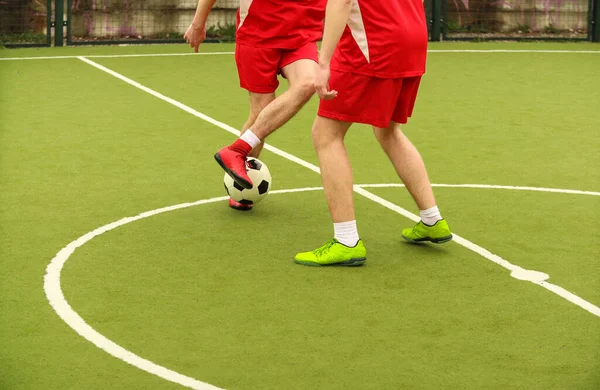 Los Jugadores Juegan Mini Fútbol Campo Piernas Zapatillas Una Pelota — Foto de Stock