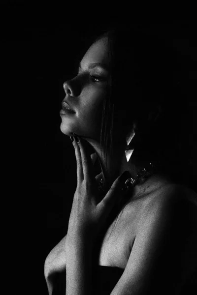 Портрет Молодої Дівчини Темному Тлі Краса Чиста Шкіра Стильні Сережки — стокове фото