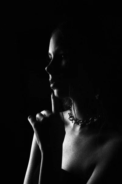 Porträt Eines Jungen Mädchens Auf Dunklem Hintergrund Schönheit Saubere Haut — Stockfoto