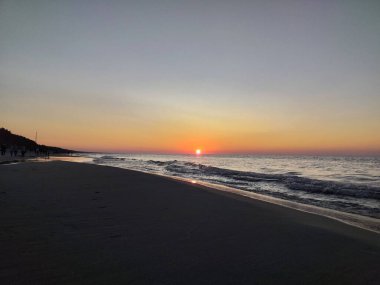 Baltık Denizi üzerinde büyülü bir gün batımı