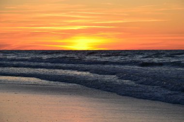 Baltık Denizi üzerinde büyülü bir gün batımı
