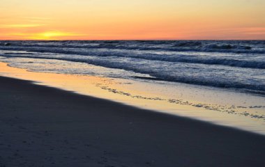 Baltık Denizi üzerinde büyülü bir gün batımı