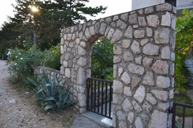 Taştan Kemer Kapısı Agave Bitkisi Akdeniz Bahçesi Mimarisi Kırsal Giriş Tasarımı