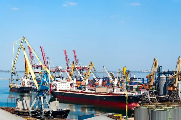 Schiffe im Seehafen — Stockfoto