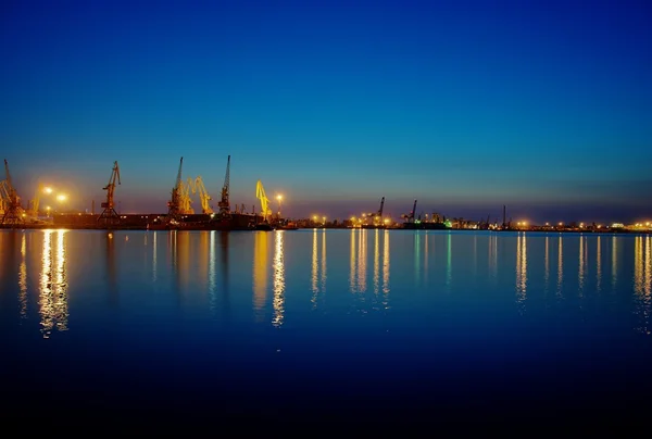 Seaport på natten — Stockfoto