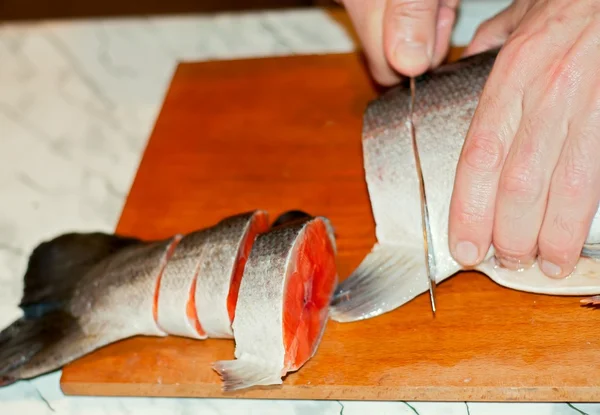 Snijden van vis — Stockfoto