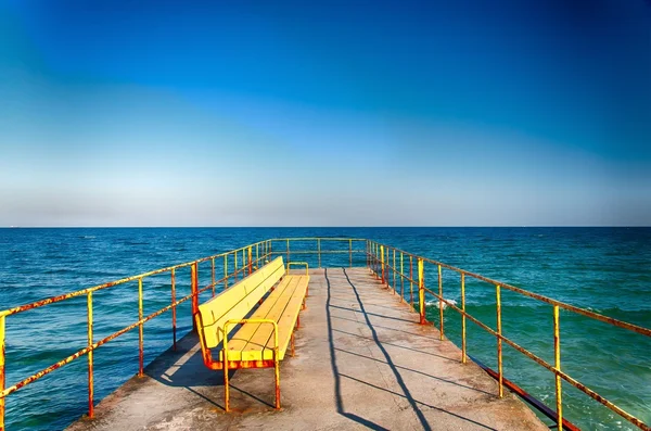 海の上のベンチ — ストック写真