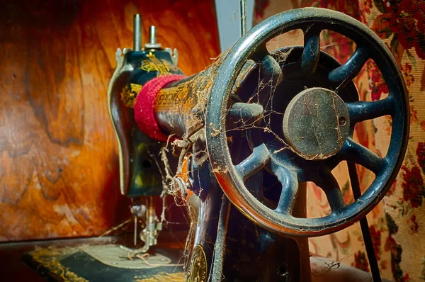 Máquina de costura envelhecida — Fotografia de Stock