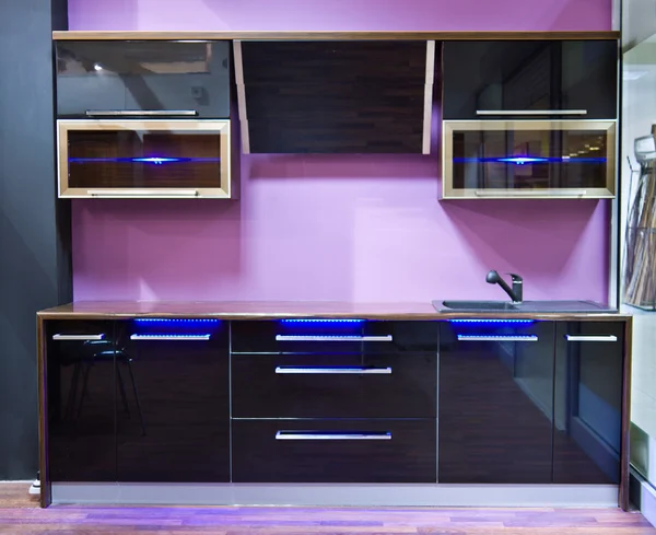 Современный фиолетовый интерьер кухни со светом — стоковое фото