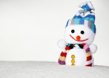 hiçbir ismi oyuncak olarak kar kardan adam gülümsüyor