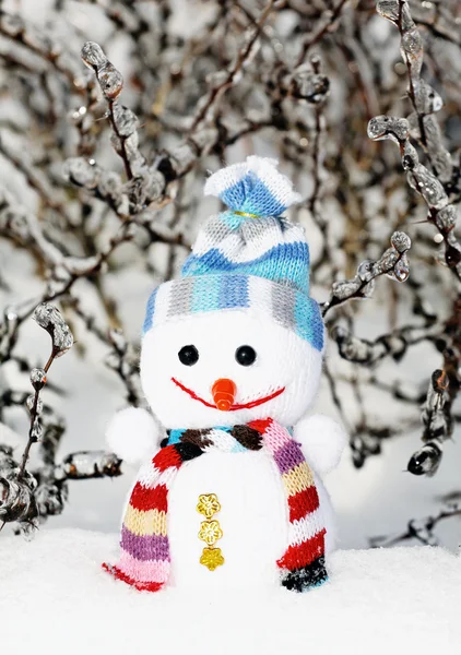 Muñeco de nieve sonriente en la nieve como un juguete sin nombre — Foto de Stock