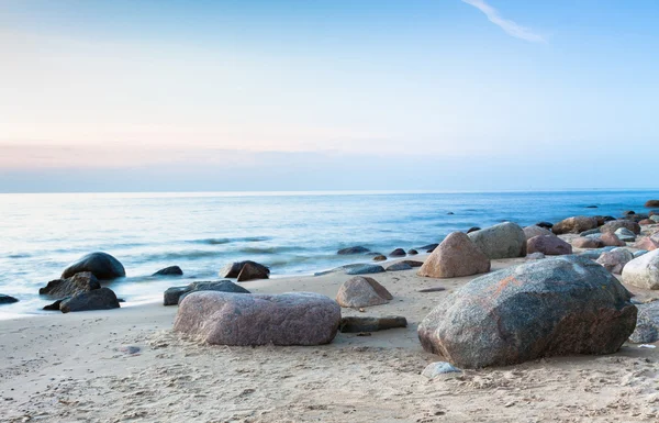 Sonnenuntergang am felsigen Strand lizenzfreie Stockbilder