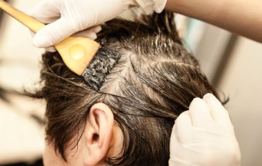 yeni bir saç kesimi kadın müşteriye vererek Kuaför